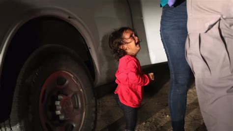 cnn border child watching tv fake photo|Crying child at border: The story behind John Moore's viral photo .